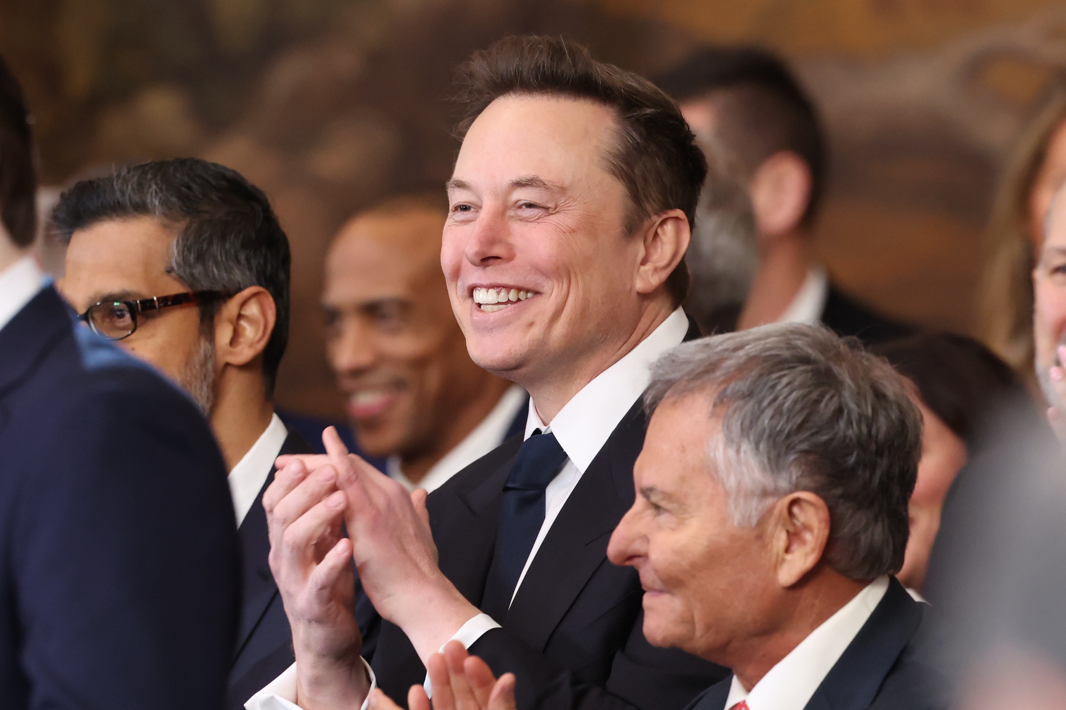 Polémica por saludo de Elon Musk: lo comparan con gesto nazi