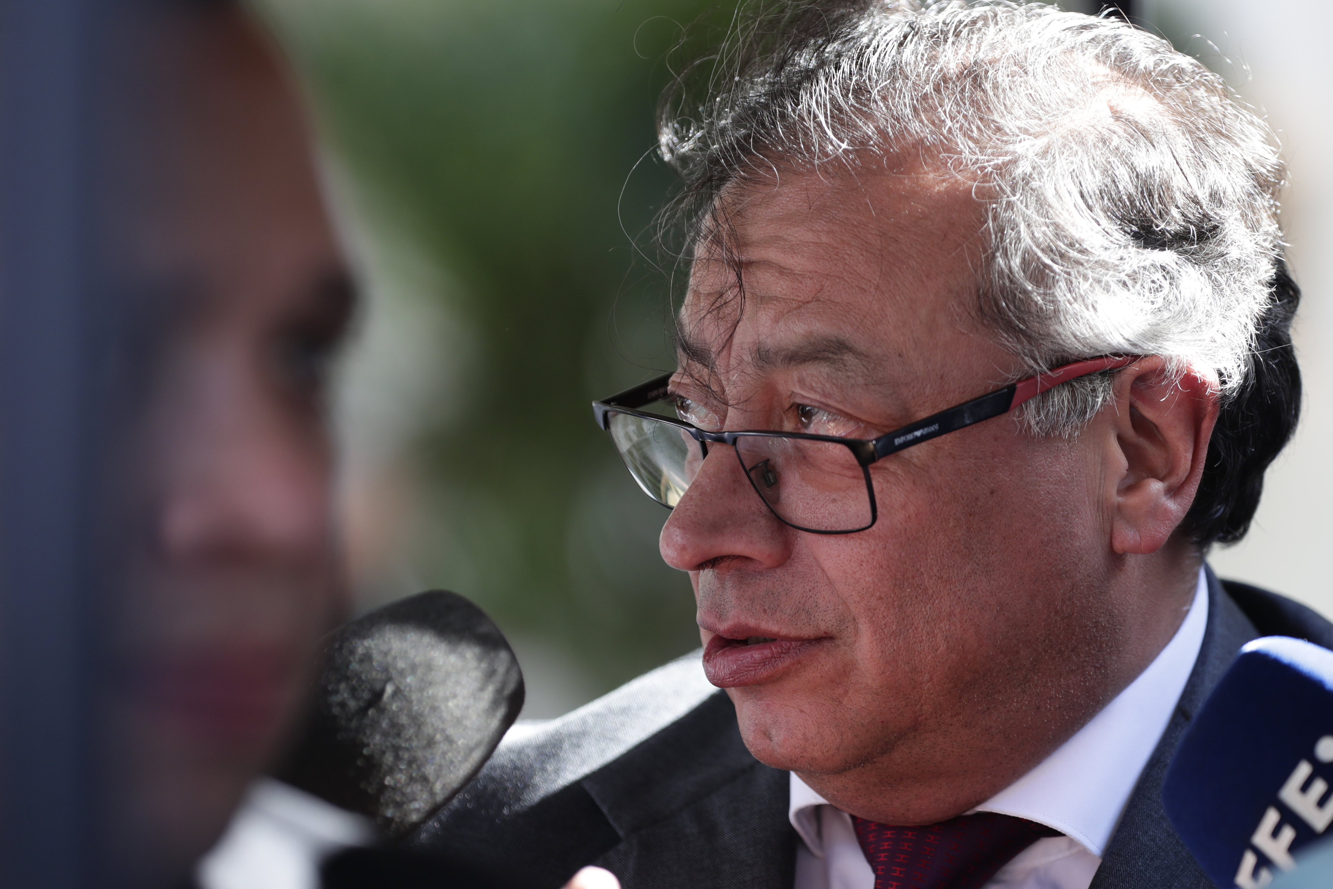 “No puede hablar con semejante ligereza”: exministros le reclaman a Petro por un trino