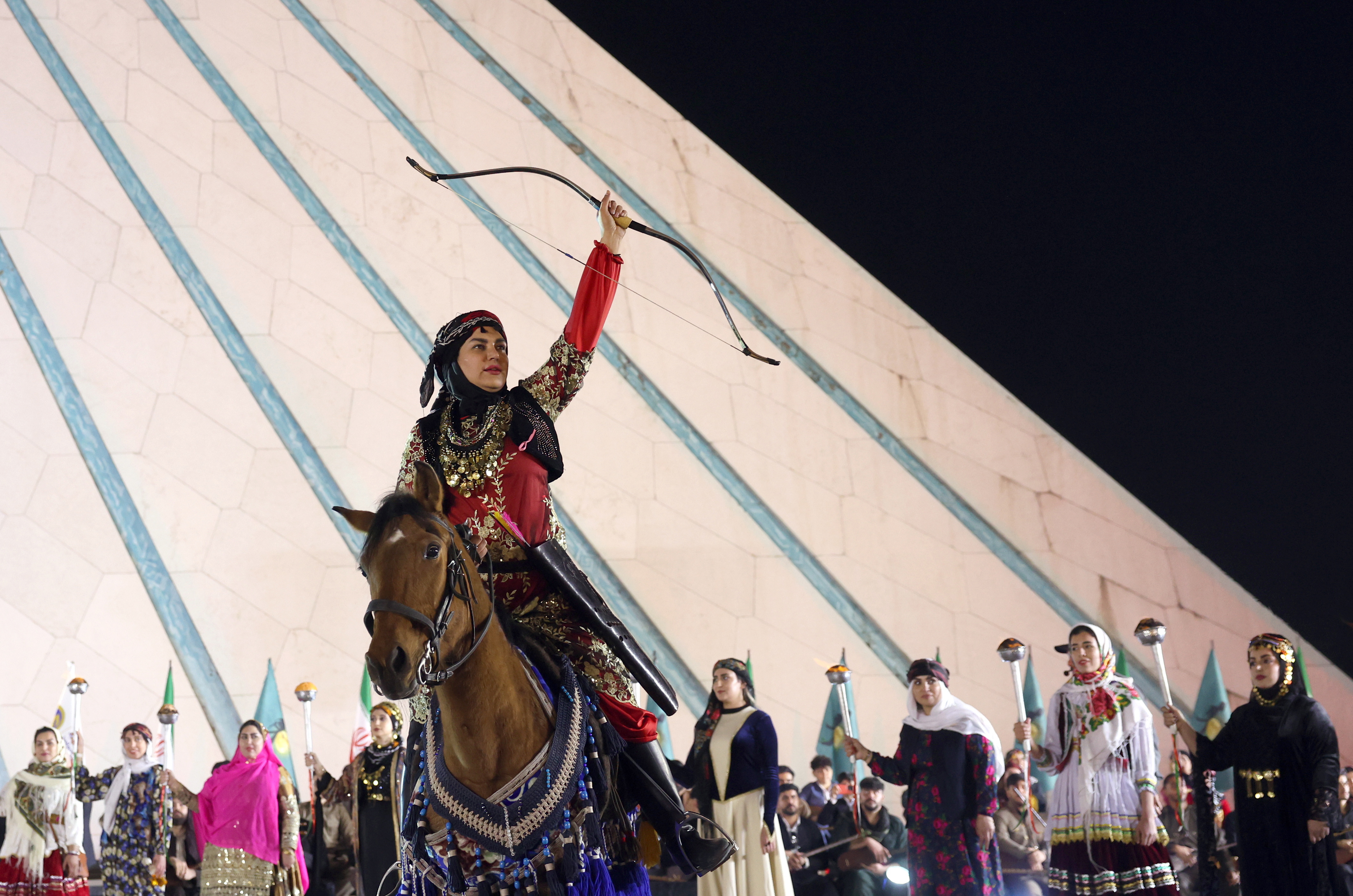 -FOTODELDÍA- ABD02. TEHRAN (IRAN(ISLAMIC REPUBLIC OF)), 14/03/2025.- Una mujer kurda iraní con un vestido tradicional actúa durante la ceremonia internacional de celebración del Nowruz en la Torre Azadi este viernes, en Teherán (Irán). El Nowruz, que este año cae el 20 de marzo y se celebra desde hace al menos tres mil años, es la fiesta más venerada en el gran mundo persa, que incluye los países de Irán, Afganistán, Azerbaiyán, Turquía y partes del oeste de China y el norte de Irak. EFE/EPA/ABEDIN TAHERKENAREH