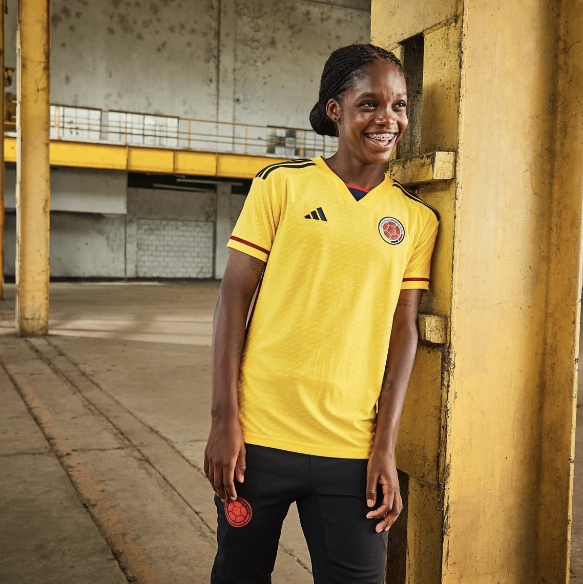 Caicedo nació el 22 de febrero de 2005 en Candelaria, Valle del Cauca y con 14 años de edad, debutó como profesional en 2019 en la Liga Femenina.
