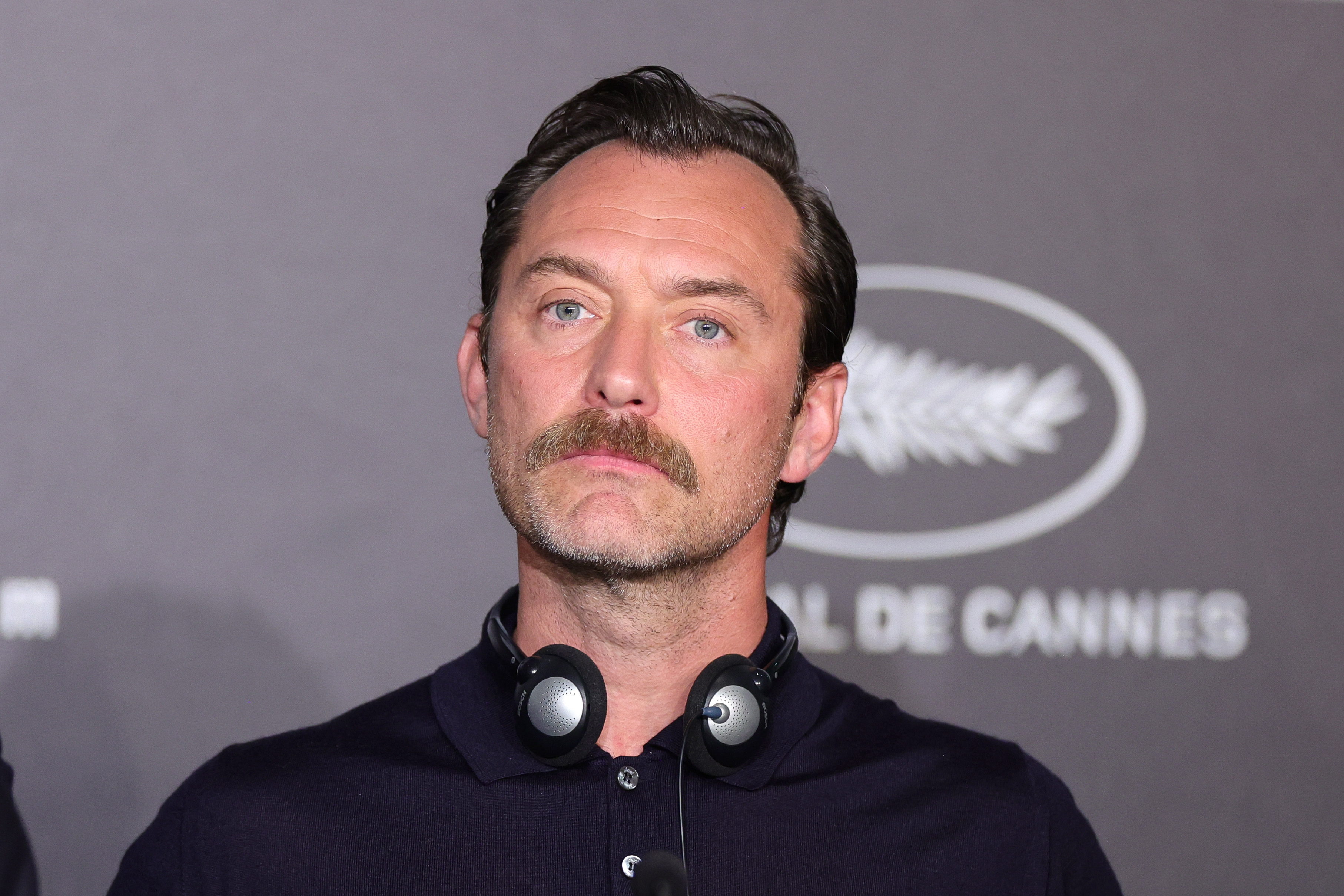 El actor Jude Law cree que la monarquía británica es “como un teatro”