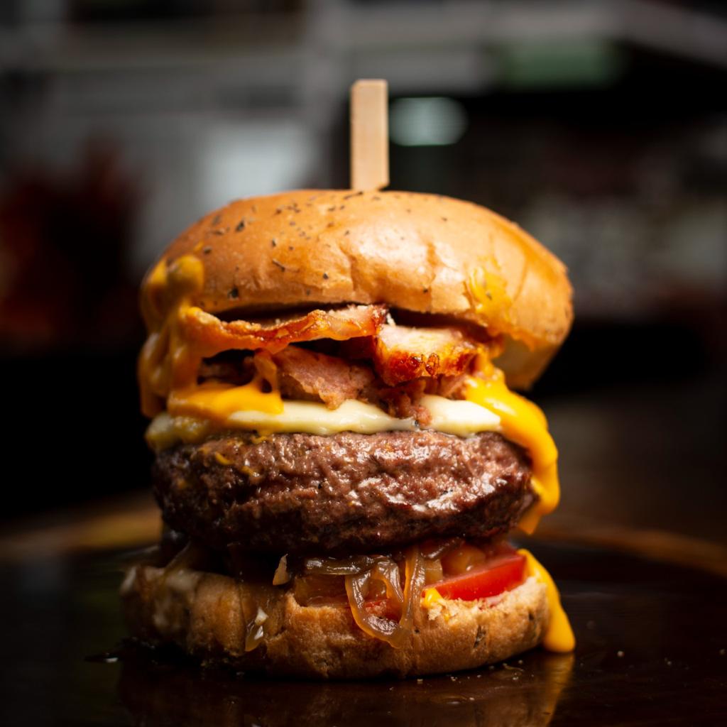 Madero Burger Máster a la Parrilla y al Barril.