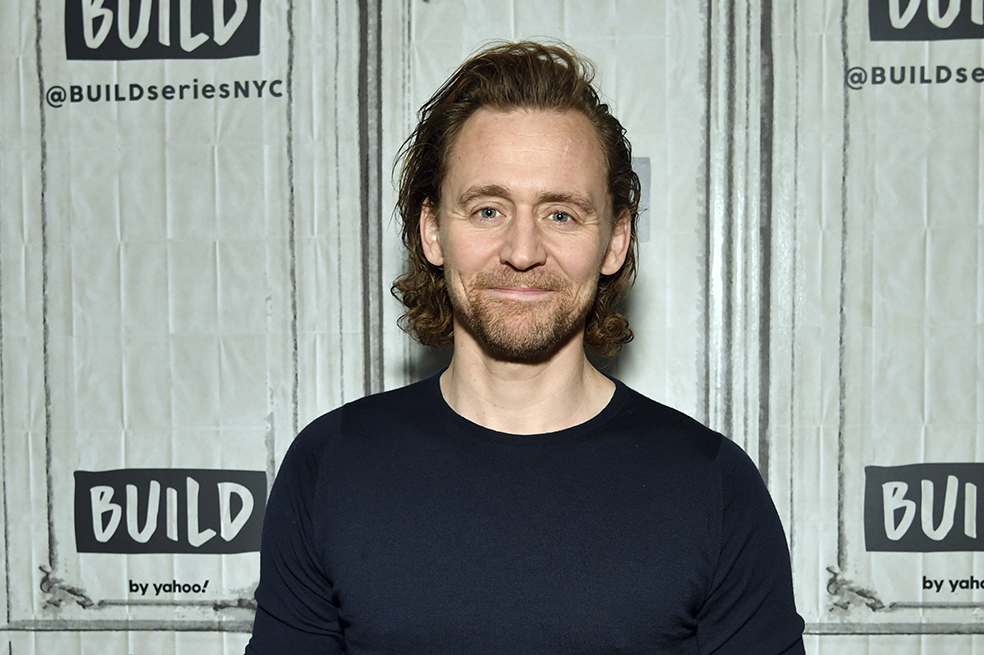 Graban a Tom Hiddleston, actor de “Loki”, en Bogotá: ¿por qué está en Colombia?