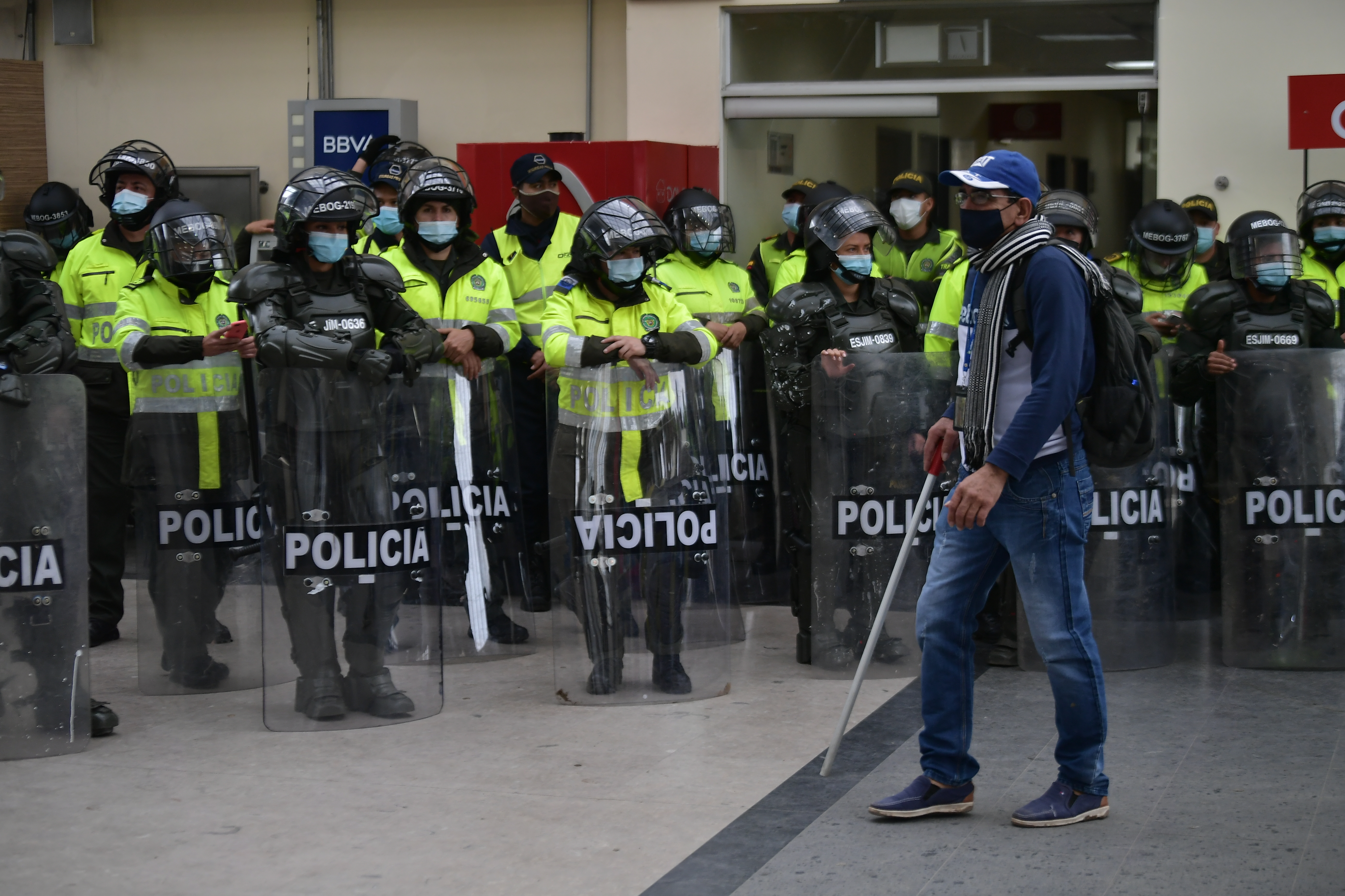 El drama de dos esposas detrás de un uniforme de policía