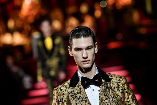 Un modelo desfila la propuesta de Dolce & Gabbana pensada para otoño e invierno/AFP