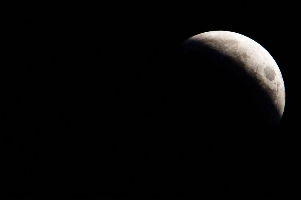 Para este caso, que es un eclipse lunar total, toda la Luna cae dentro de la parte más oscura de la sombra de la Tierra, llamada umbra. Entonces, dice la NASA, cuando la Luna está dentro de la umbra, se ve de color rojo anaranjado. Este tipo de fenómenos a veces son conocidos como “lunas de sangre”.