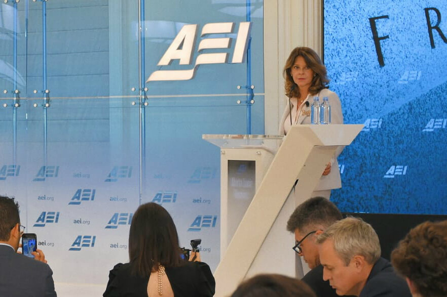 Vicepresidenta defiende el glifosato: «Si usted toma 500 vasos de agua al día, se enferma»