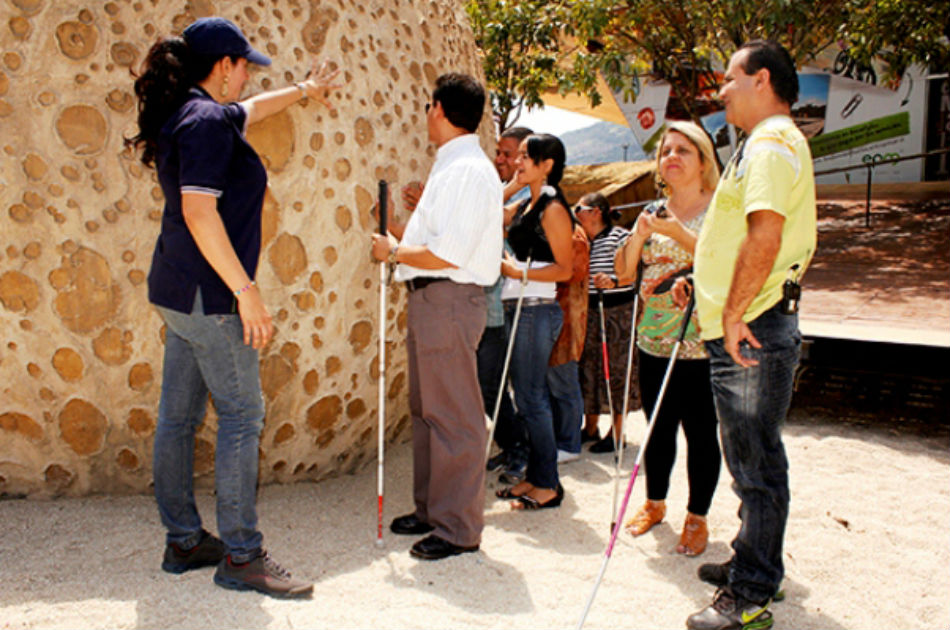 Aprendices invidentes del Sena guían a turistas en Medellín