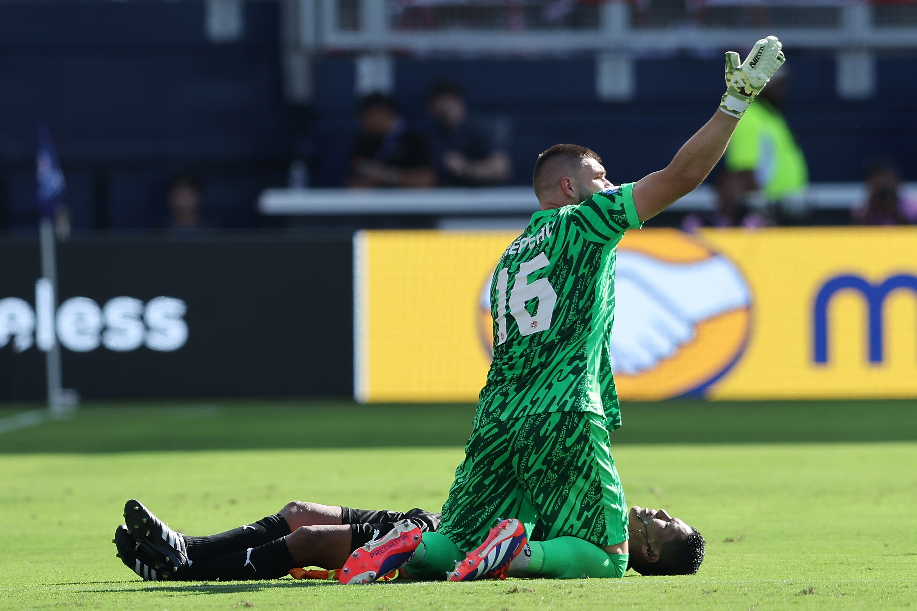 Video: árbitro se desmayó en pleno partido de la Copa América: ¿qué le pasó?