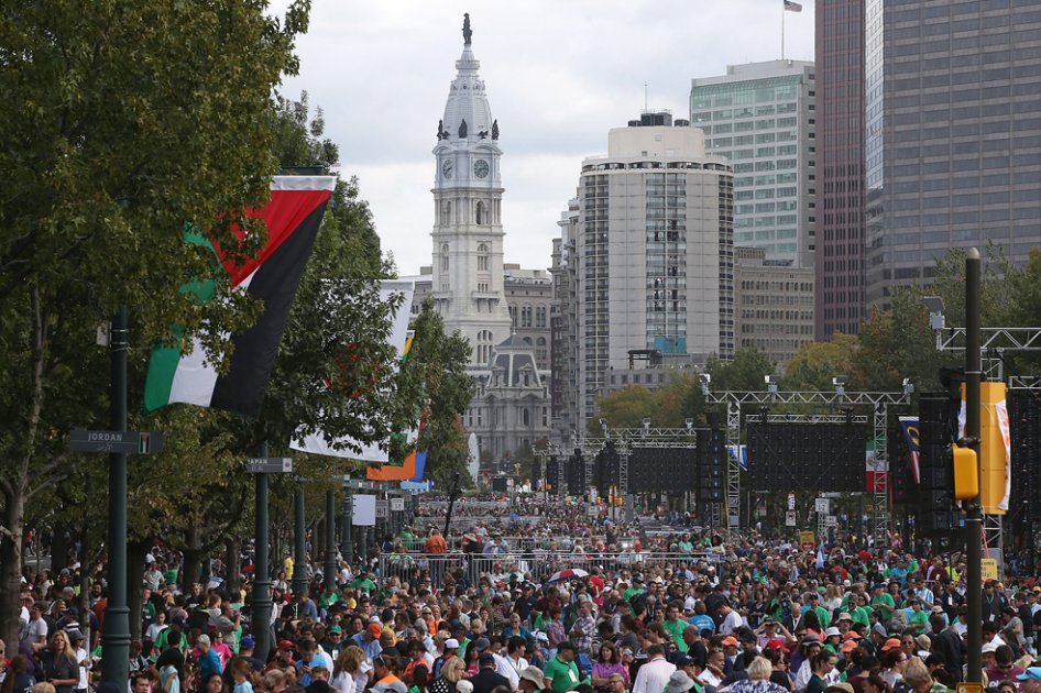 Inmigrantes piden en Filadelfia ayuda al papa Francisco con velas y pancartas