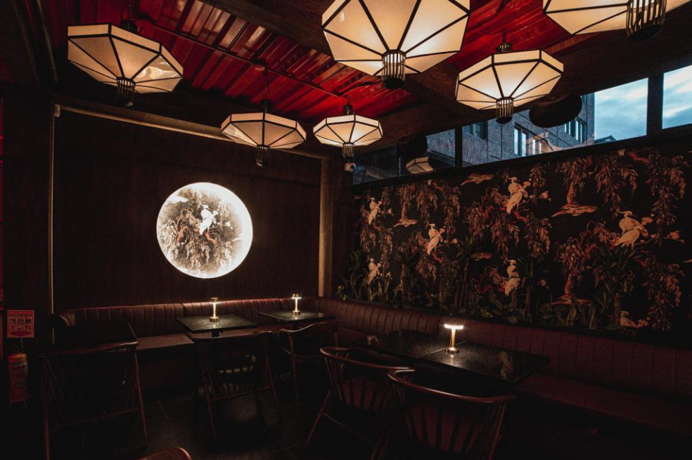 Este espacio es un taberna oriental, con una excepcional ambientación asiática, coctelería de autor y clásica llena de innovación, calidad y deliciosos sabores.