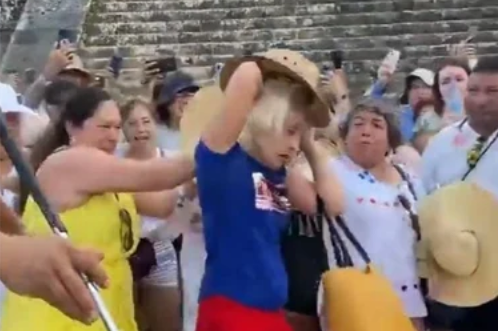 Video: Mujer se subió a bailar a la pirámide de Kukulcán y fue bajada a golpes