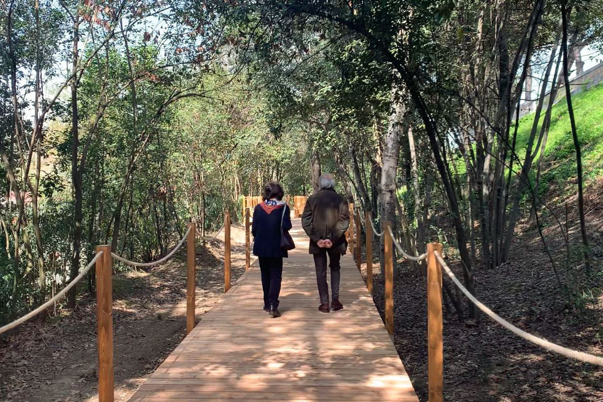 Roma estrena el primer balcón natural sobre el Tíber, un paseo de madera con vista al río