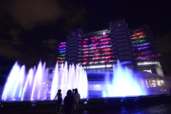Encenderán el espectáculo navideño de la fuente La Vida, en el edificio EPM