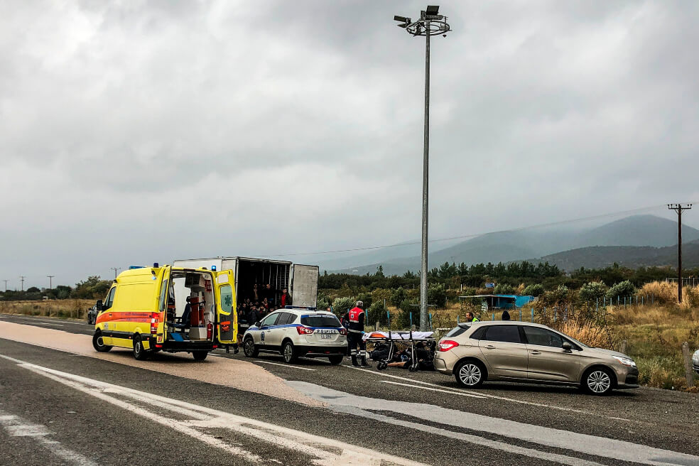Encuentran camión en Grecia con 41 inmigrantes