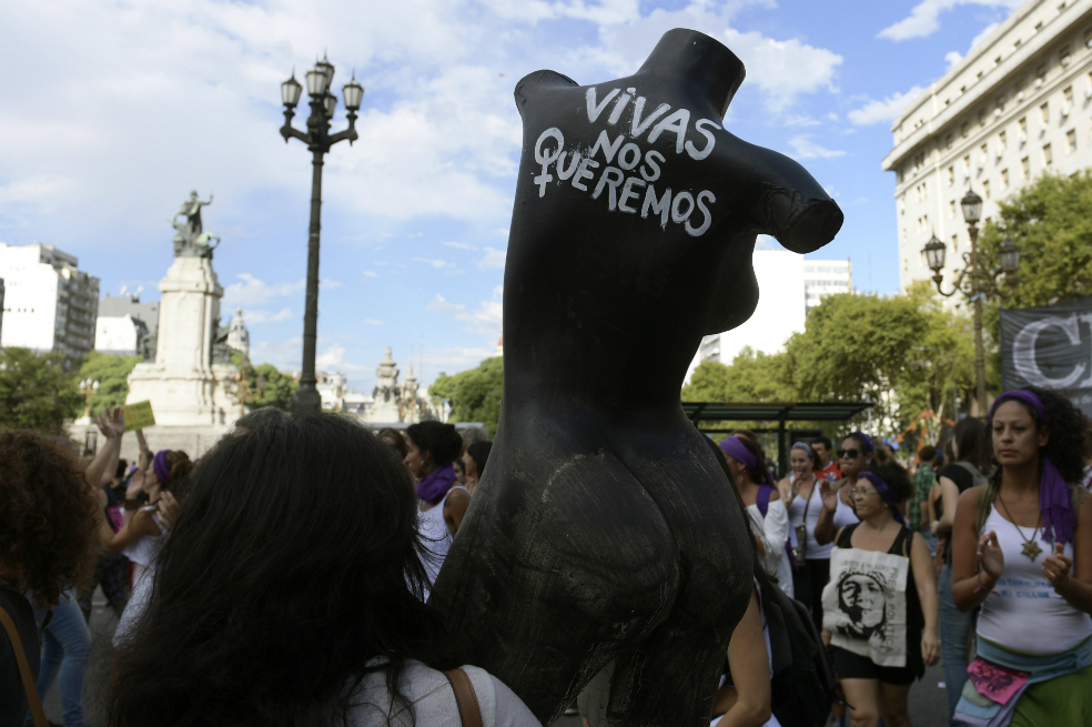 Mujeres argentinas alzan su voz para exigir respeto por sus derechos