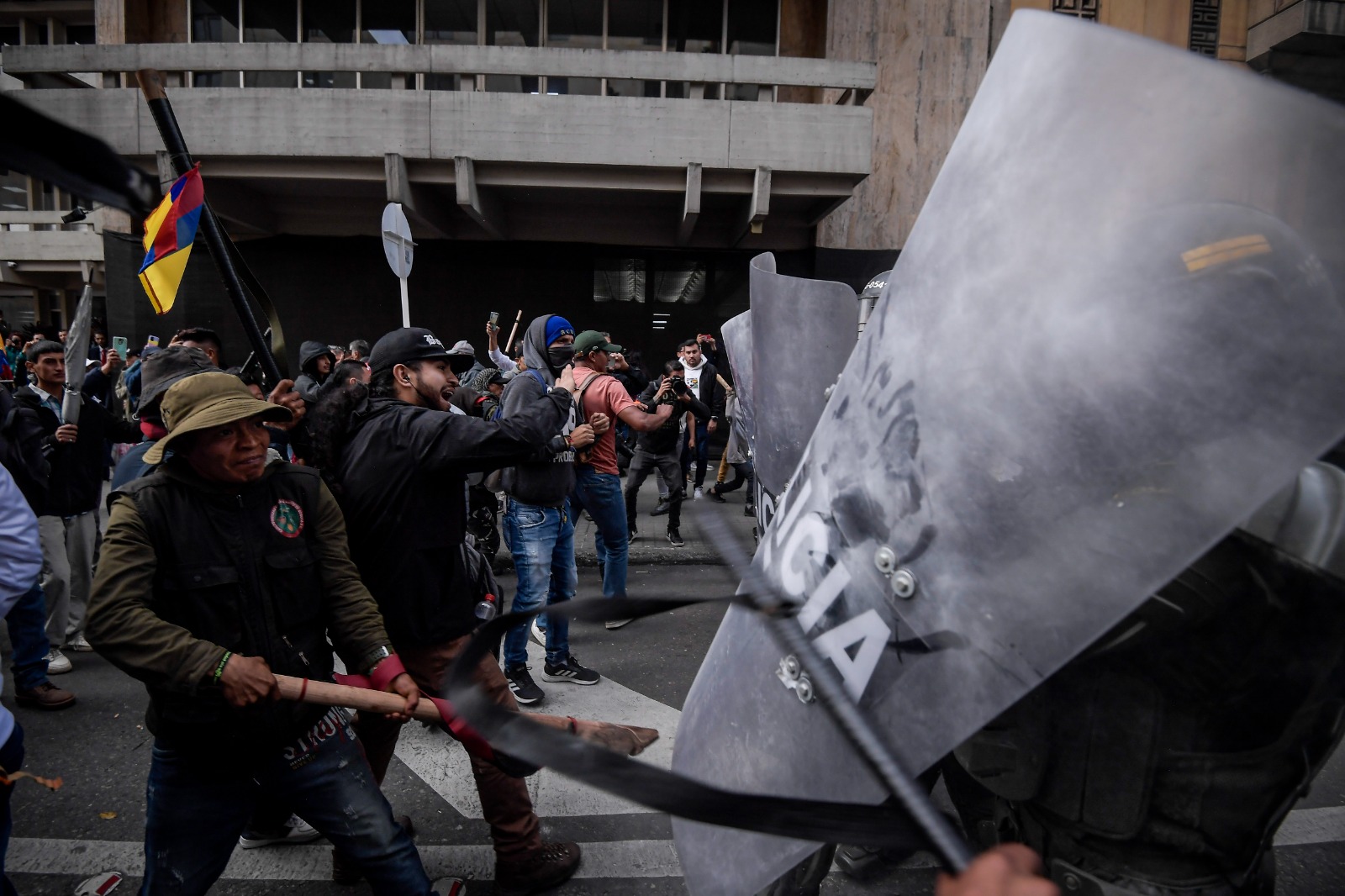 En su ofensiva por despejar la salida del Palacio de Justicia, los agentes del ESMAD fueron atacados por parte de algunos manifestantes.