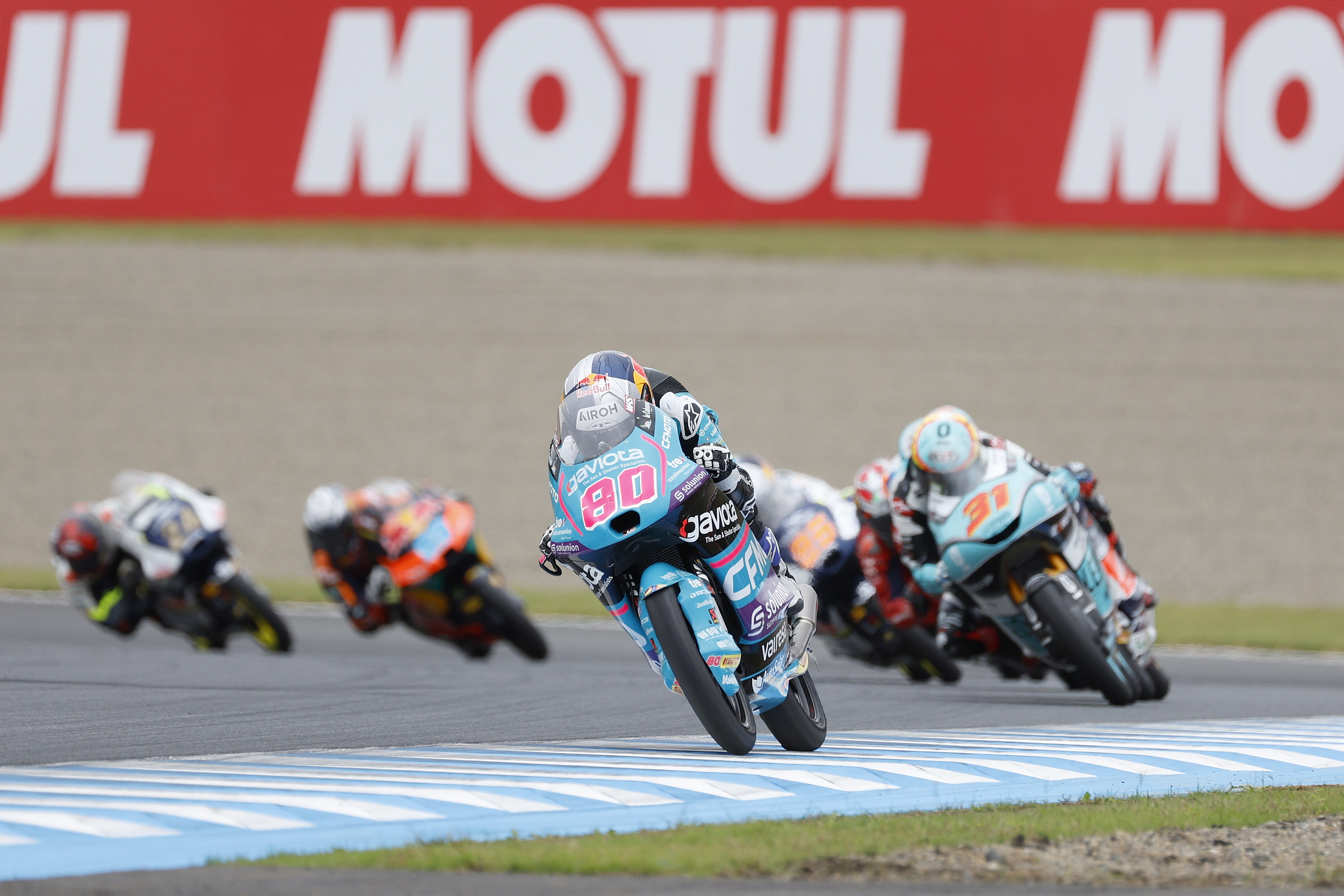 Motegi (Japan), 06/10/2024.- CFMOTO rider David Alonso of Colombia (C) in action during the Moto3 race of the Motorcycling Grand Prix of Japan in Motegi, north of Tokyo, Japan, 06 October 2024. (Motociclismo, Ciclismo, Japón, Tokio) EFE/EPA/FRANCK ROBICHON