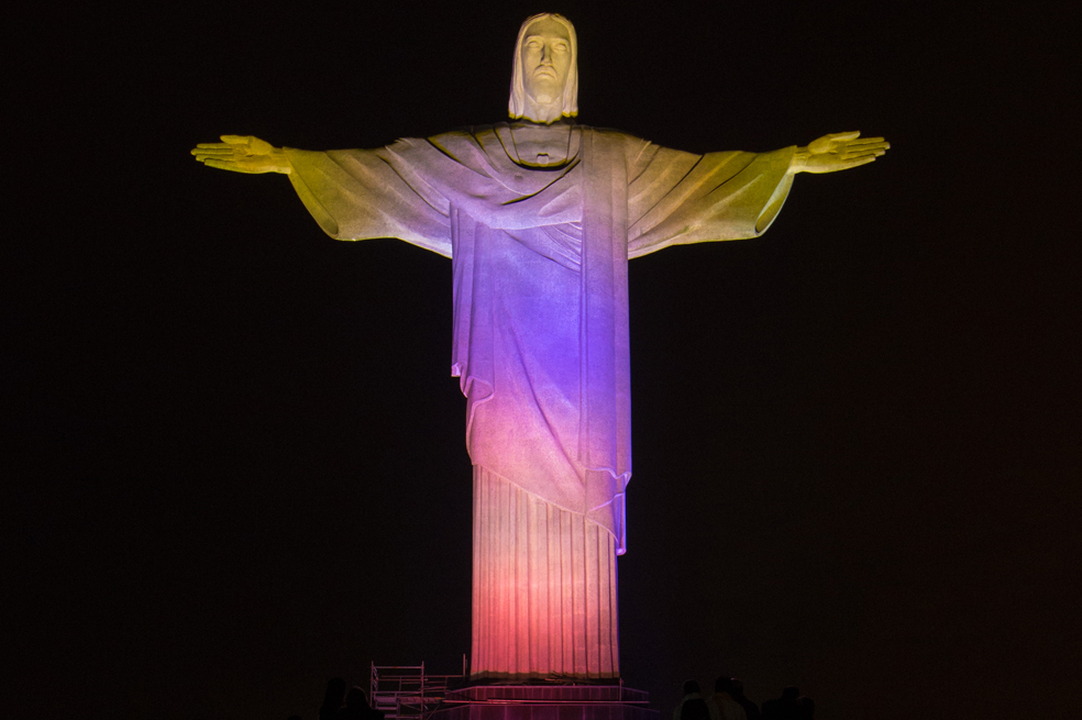 Cristo Redentor de Brasil luce la bandera colombiana