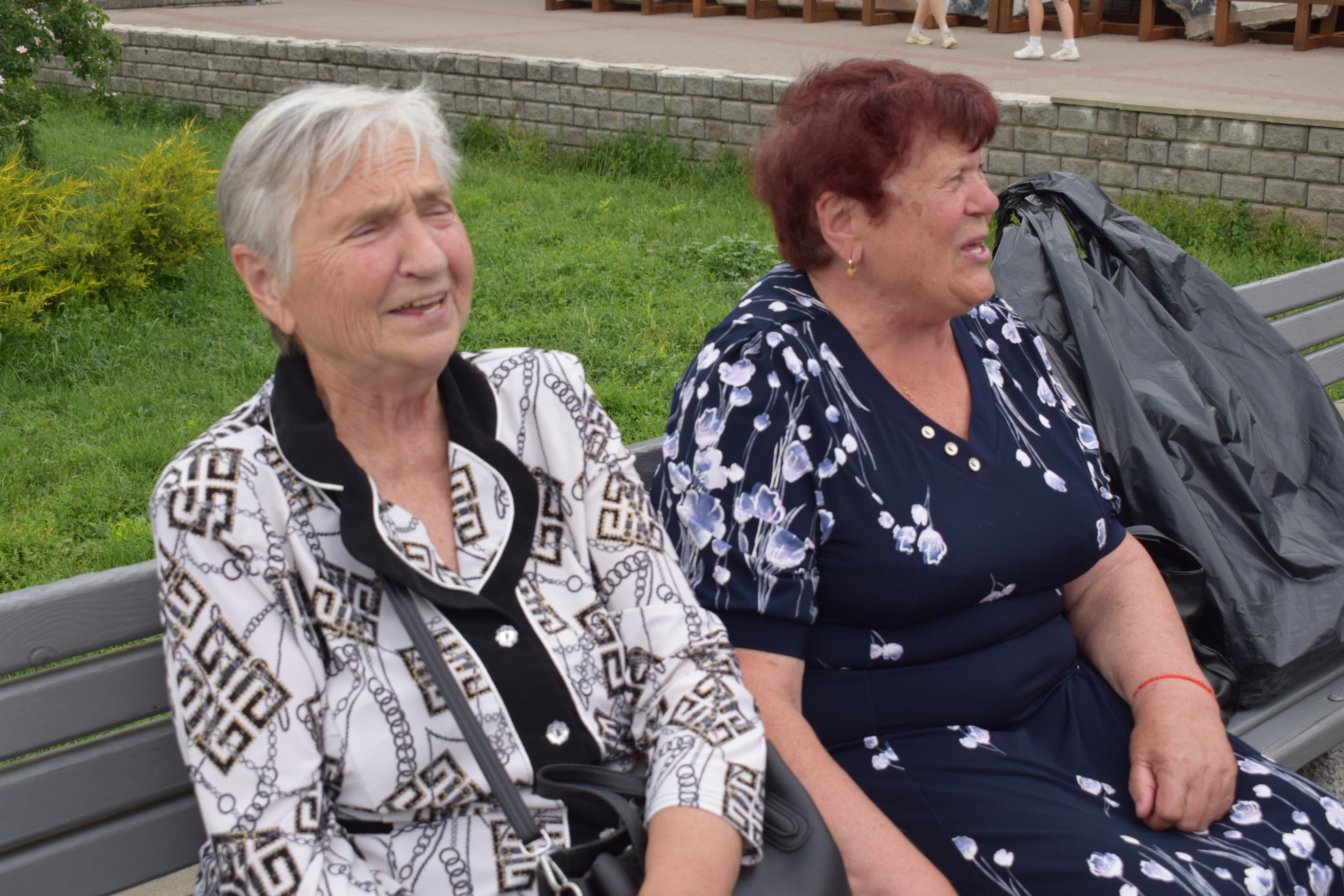 Hannah e Irina, en la plaza de Borodianka, dicen que su mayor miedo es que regresen y las maten. Su dolor es tener casi 80 años y no una casa a la cual regresar todas las noches.