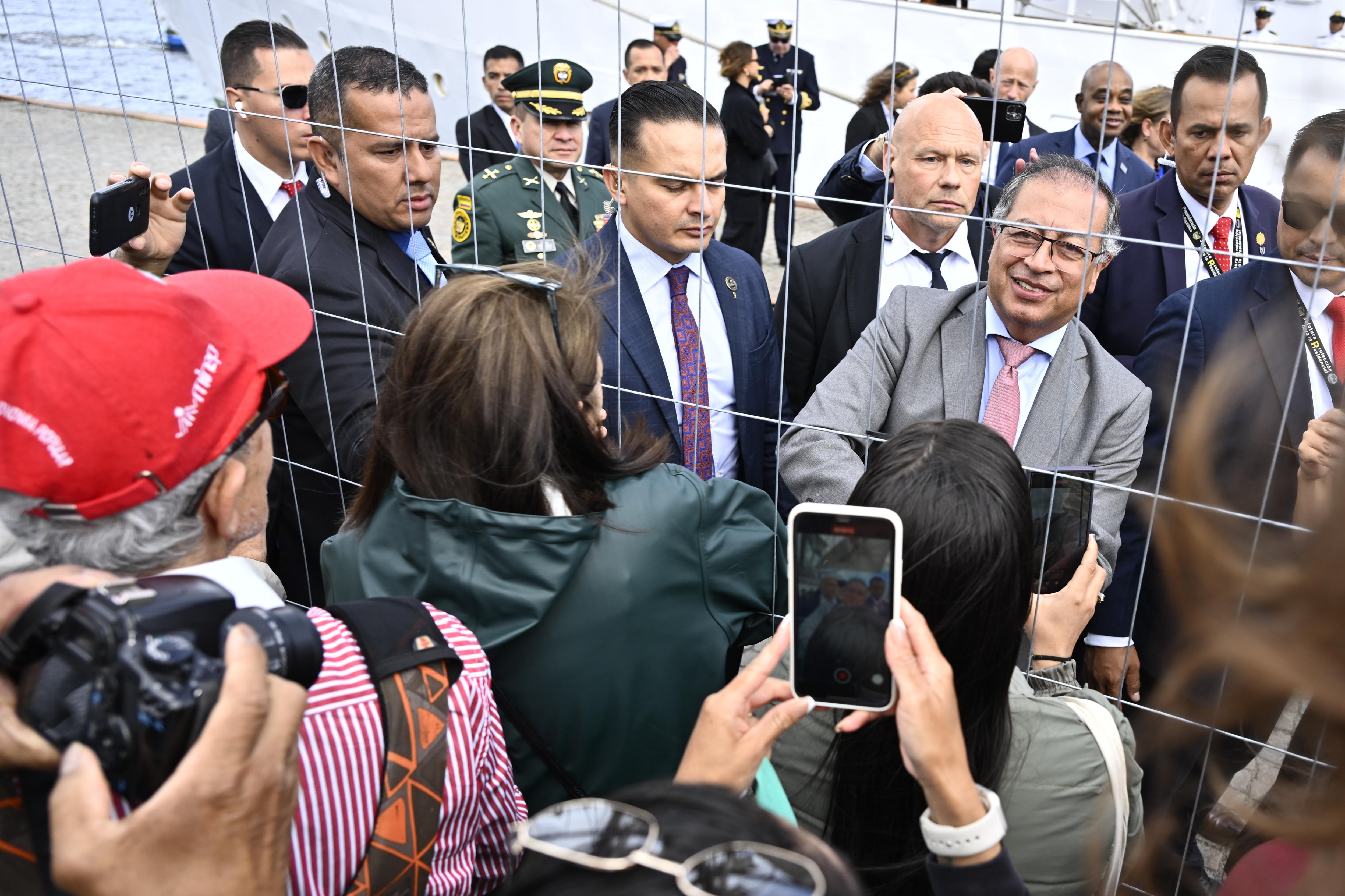 Stockholm (Sweden), 13/06/2024.- Colombian President Gustavo Petro Urrego (2-R) greets onlookers behind a fence as he arrives at the Colombian navy's flagship 'ARC Gloria', which is docked at the Skeppsbron during the Colombian president's visit to Sweden, to meet with Sweden's Prime Minister Ulf Kristersson (unseen) in Stockholm, 13 June 2024. The Colombian President is on an official visit in Sweden from 11 to 14 June on the occasion of marking the 150th anniversary of bilateral relations between the two countries. The visit is focussed on 'bilateral relations, multilateral issues, the peace process in Colombia, sustainable development, research and innovations and economic cooperation', the Swedish Parliament says on its website. (Suecia, Estocolmo) EFE/EPA/Anders Wiklund SWEDEN OUT