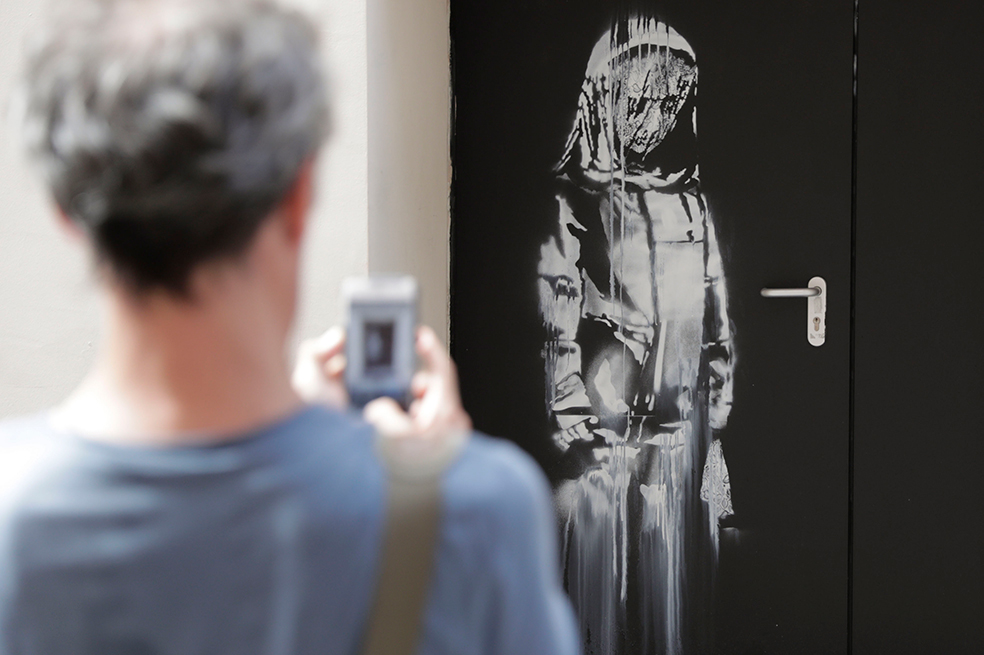 El grafiti de Banksy en la sala Bataclan de París
