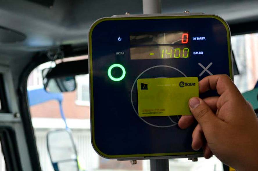 Para acceder al servicio público de transporte una de las formas es a través de la tarjeta Tu Llave.