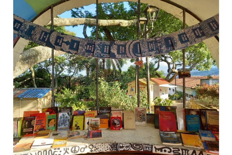 La Biblioteca de la Dignidad está ubicada en la Loma de la Cruz, justo al lado de las casetas de artesanos del barrio. Este fue el primer CAI en transformarse.