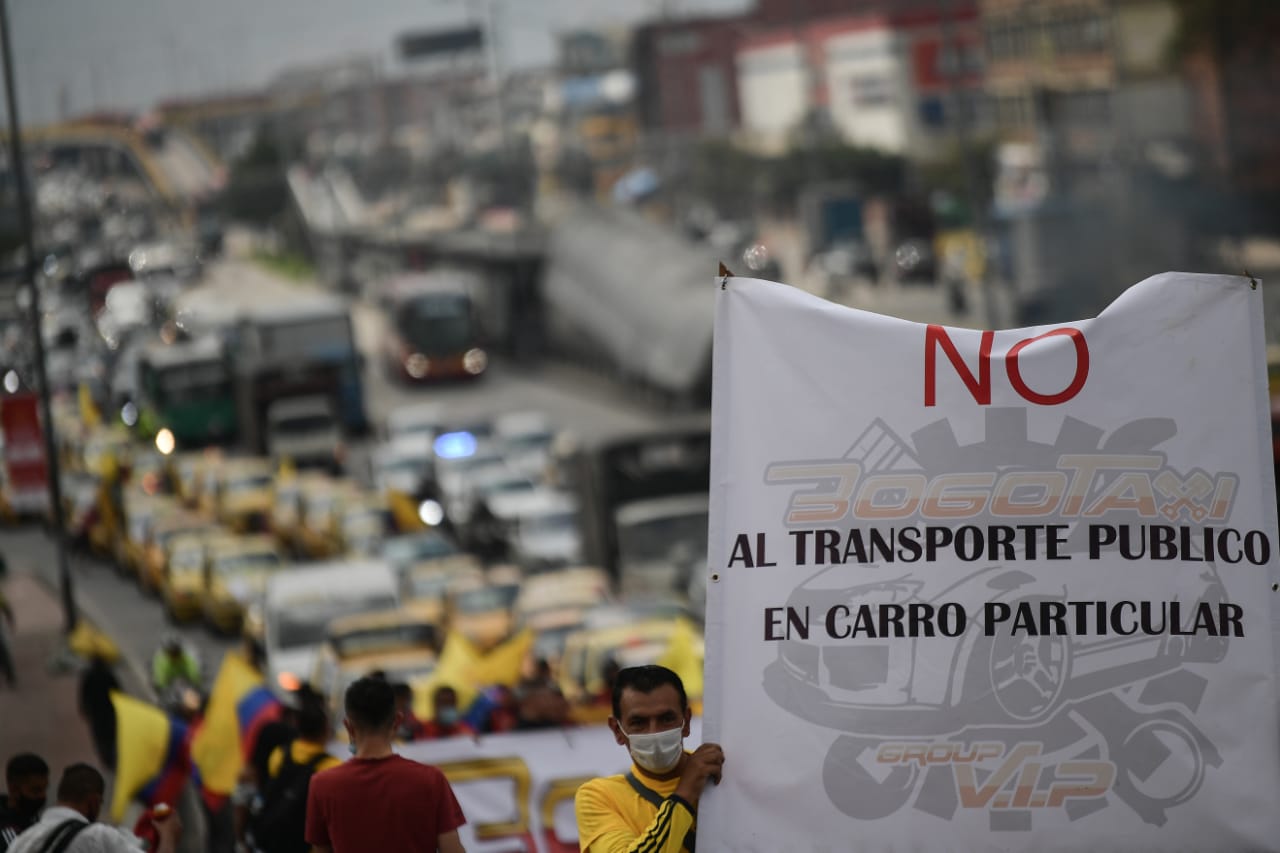 Las razones son ya conocidas y se han debatido en múltiples escenarios. Los taxistas buscan que haya acciones reales para “combatir la ilegalidad”, es decir, las apps de transporte.
