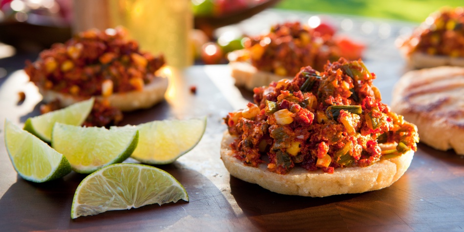 Arepas rellenas de chile, chorizo ??y maíz
