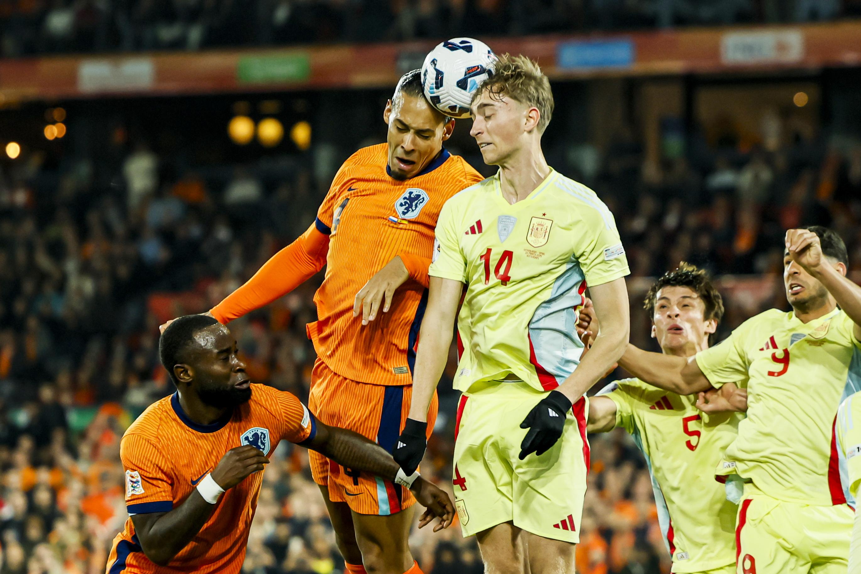 Rotterdam (Netherlands), 20/03/2025.- Virgil van Dijk of the Netherlands (L) in action against Dean Huijsen of Spain during the UEFA Nations League quarterfinal soccer match between the Netherlands and Spain, in Rotterdam, the Netherlands, 20 March 2025. (Países Bajos; Holanda, España) EFE/EPA/KOEN VAN WEEL