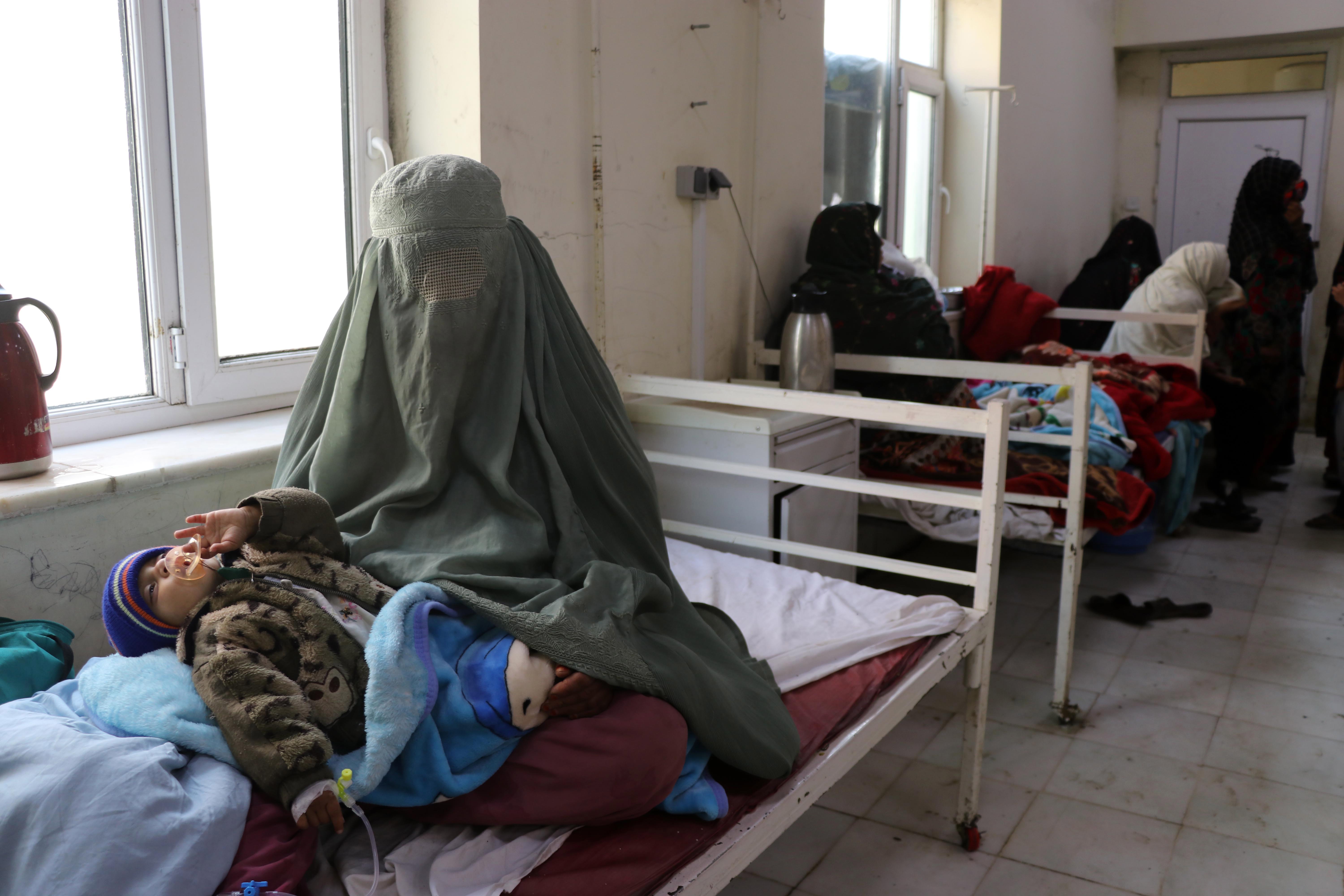 Afganistán: prohibición del talibán de emplear mujeres en ONG agrava crisis de salud