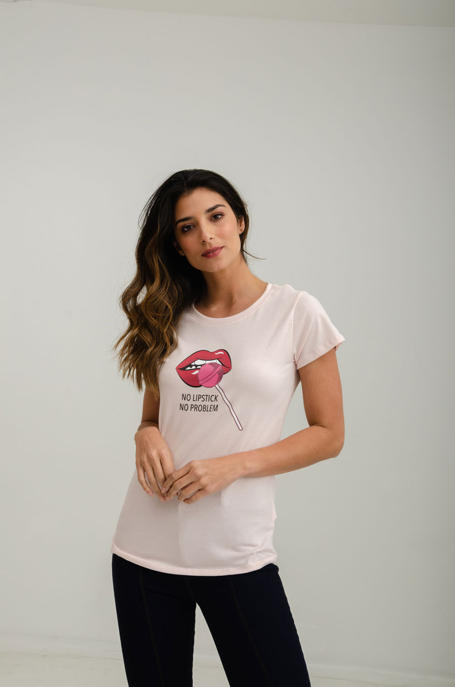 El éxito de esta colaboración es conjugar los valores de cada marca, comunicar la esencia de Bon bon bum pero enfocada en la mujer moderna, romántica y chic. Resaltando la feminidad característica de la mujer fuera de serie, encontrando un punto de encuentro en el estilo de vida de las dos marcas.