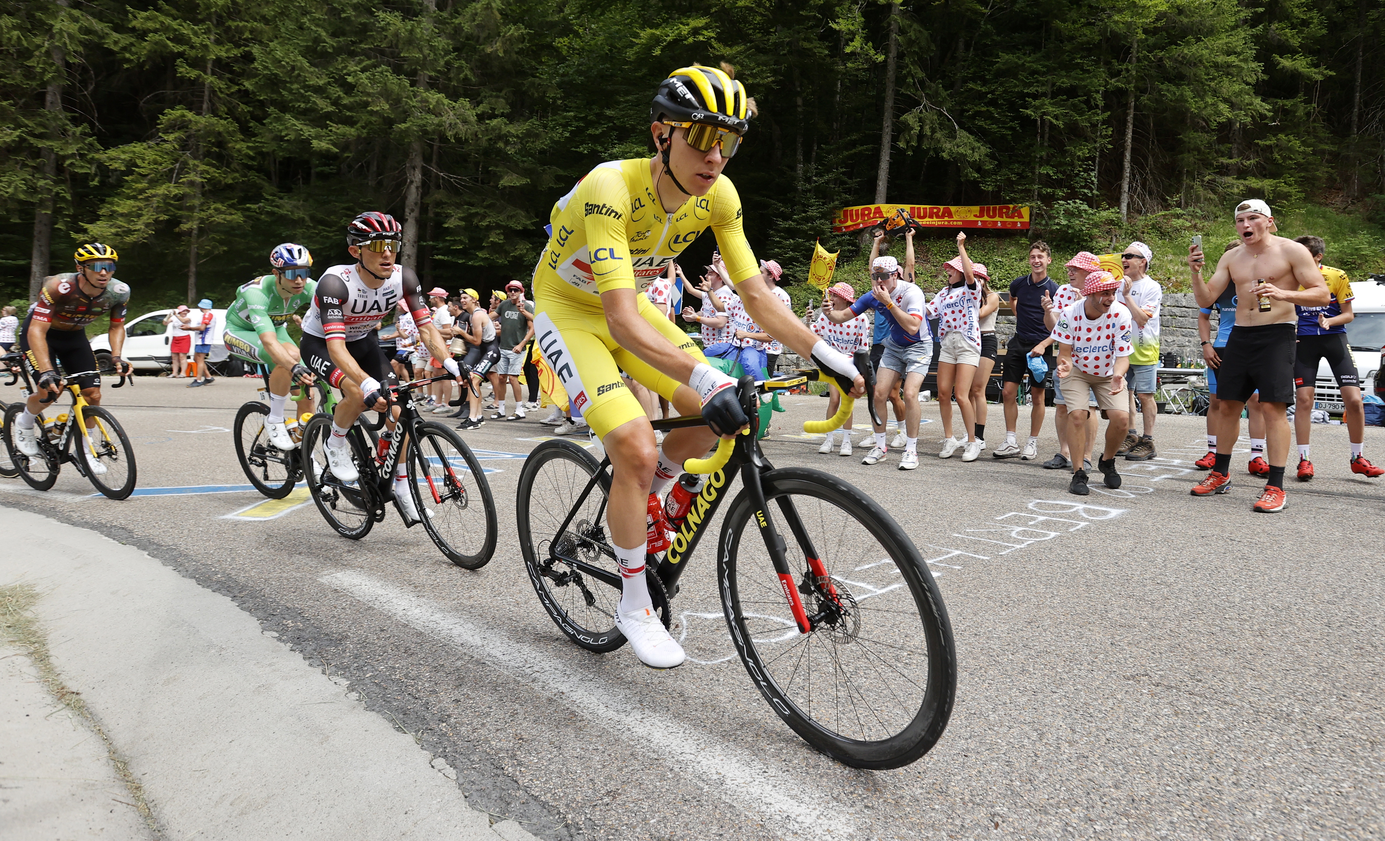 (France), 09/07/2022.- The yellow jersey Slovenian rider Tadej Pogacar of UAE Team Emirates in action during the 8th stage of the Tour de France 2022 over 186.3km from Dole to Lausanne, France, 09 July 2022. (Ciclismo, Francia, Eslovenia, Estados Unidos) EFE/EPA/GUILLAUME HORCAJUELO