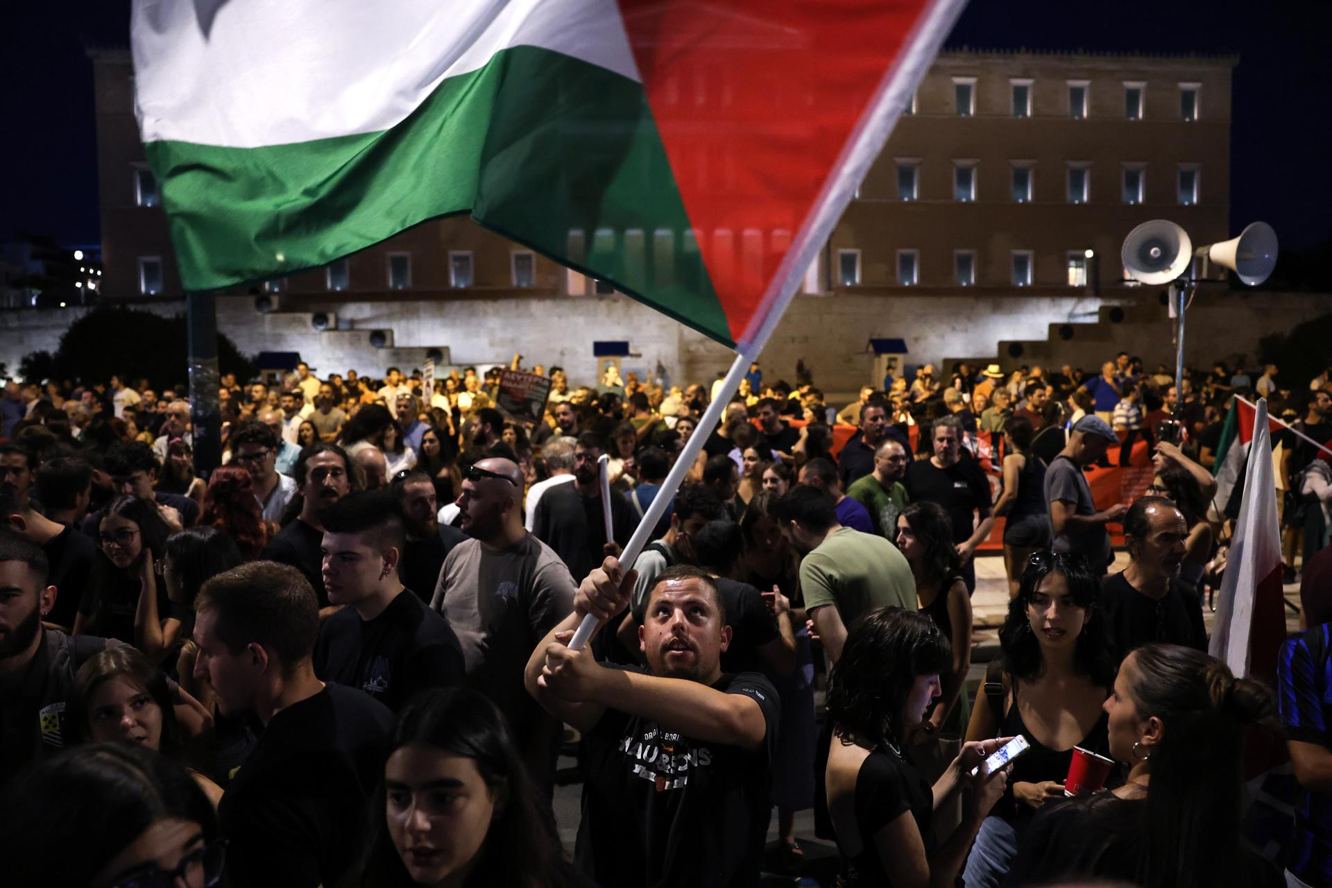 ATHENS (Greece), 24/08/2025.- People take part in a protest against Israel's ongoing operations in the Gaza Strip, in central Athens, Greece, 24 August 2025. (Protestas, Grecia, Atenas) EFE/EPA/GEORGE VITSARAS