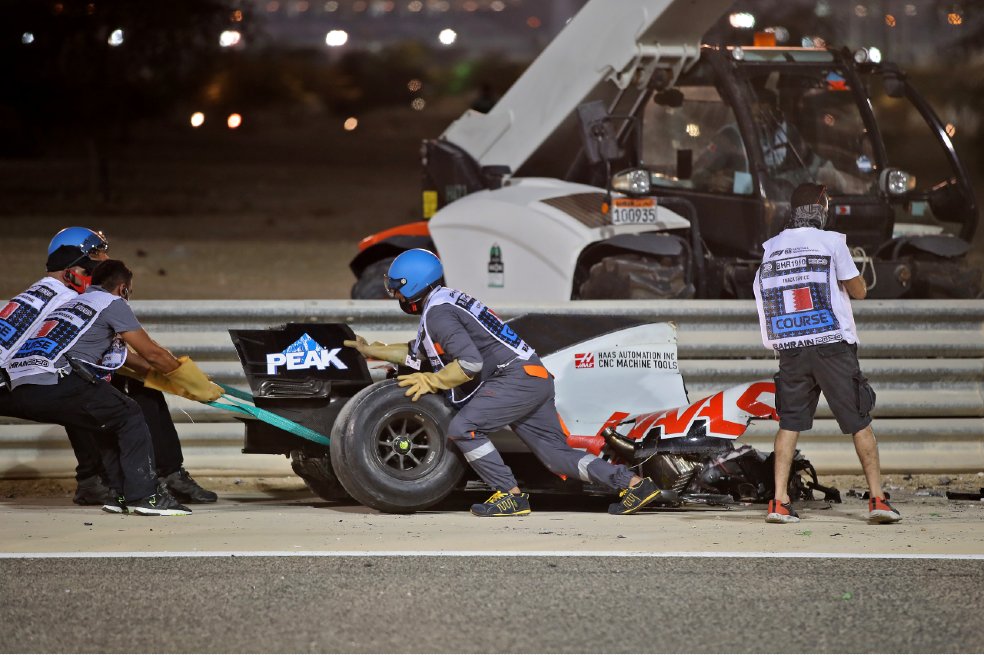 Hamilton gana en Baréin y Grosjean sobrevive a terrible accidente