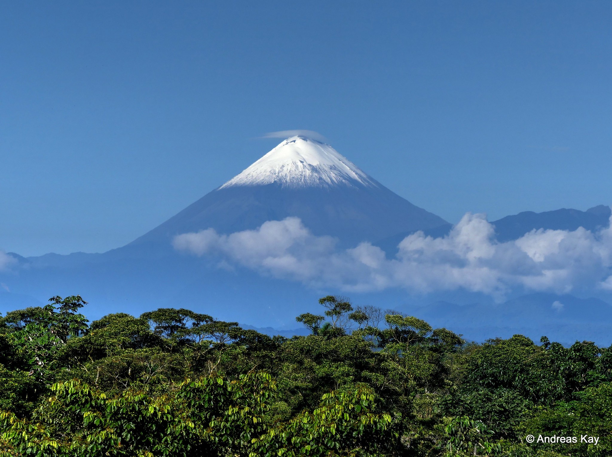 El volcán ecuatoriano Sangay lanza columna de ceniza de unos 1.200 metros