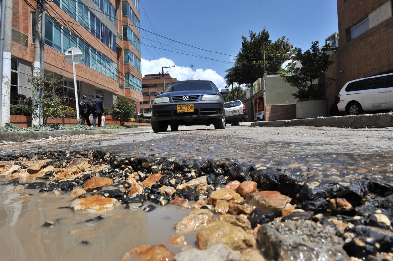 ¿Qué le pasa a un carro cuando coge un hueco?