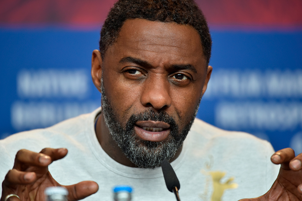 Idris Elba saluda como James Bond y alimenta rumores sobre la próxima saga