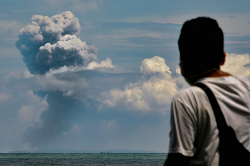 Volcán indonesio Krakatau entra en erupción