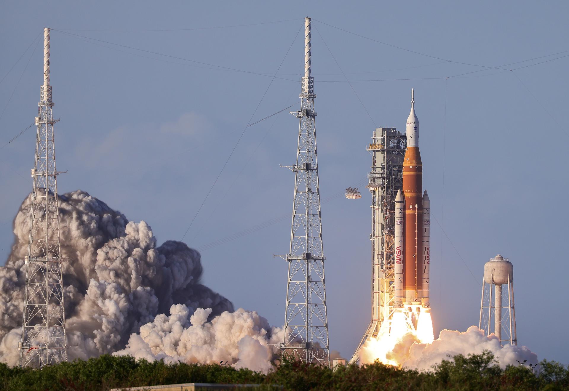 TITUSVILLE (United States), 02/04/2026.- The Space Launch System (SLS) rocket carrying the Orion capsule for the Artemis II mission lifts off from Launch Pad 39B at the Kennedy Space Center in Titusville, Florida, USA, 01 April 2026. The crew includes NASA astronauts Reid Wiseman, commander, Victor Glover, pilot, Christina Koch, mission specialist, and Canadian Space Agency (CSA) astronaut Jeremy Hansen, mission specialist. The mission will conduct a crewed flyby of the Moon, the first human flight beyond low Earth orbit since 1972. EFE/EPA/CRISTOBAL HERRERA-ULASHKEVICH