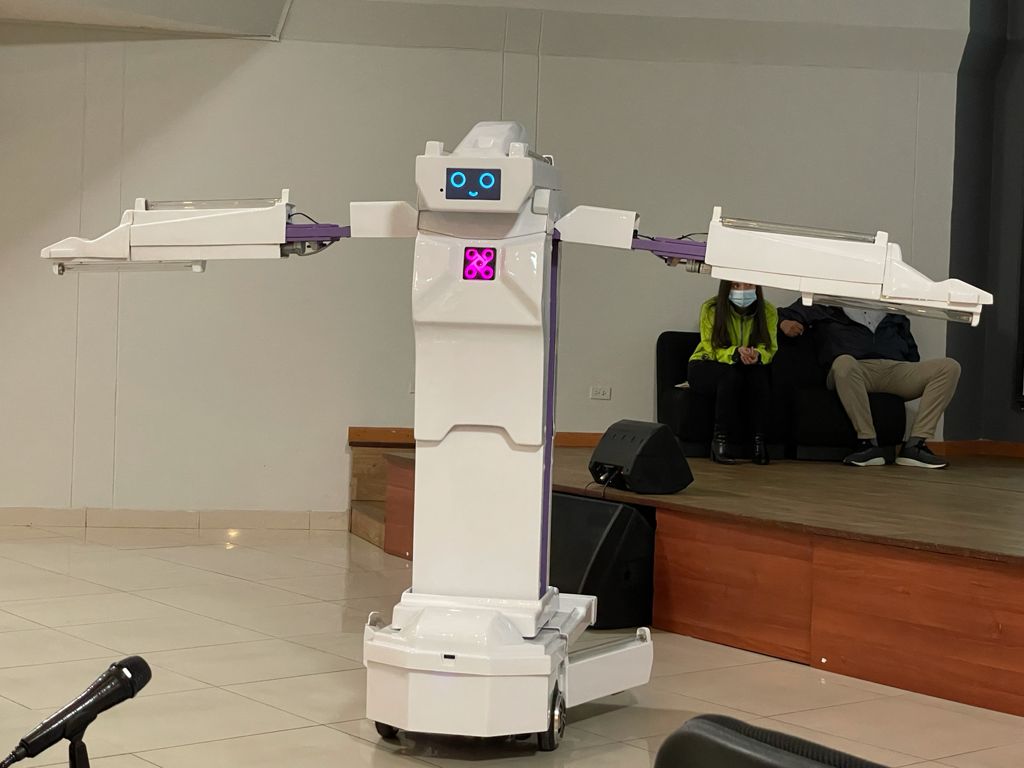 El robot puede extender sus brazos y llegar a cubrir gran parte de las superficies que busca desinfectar.