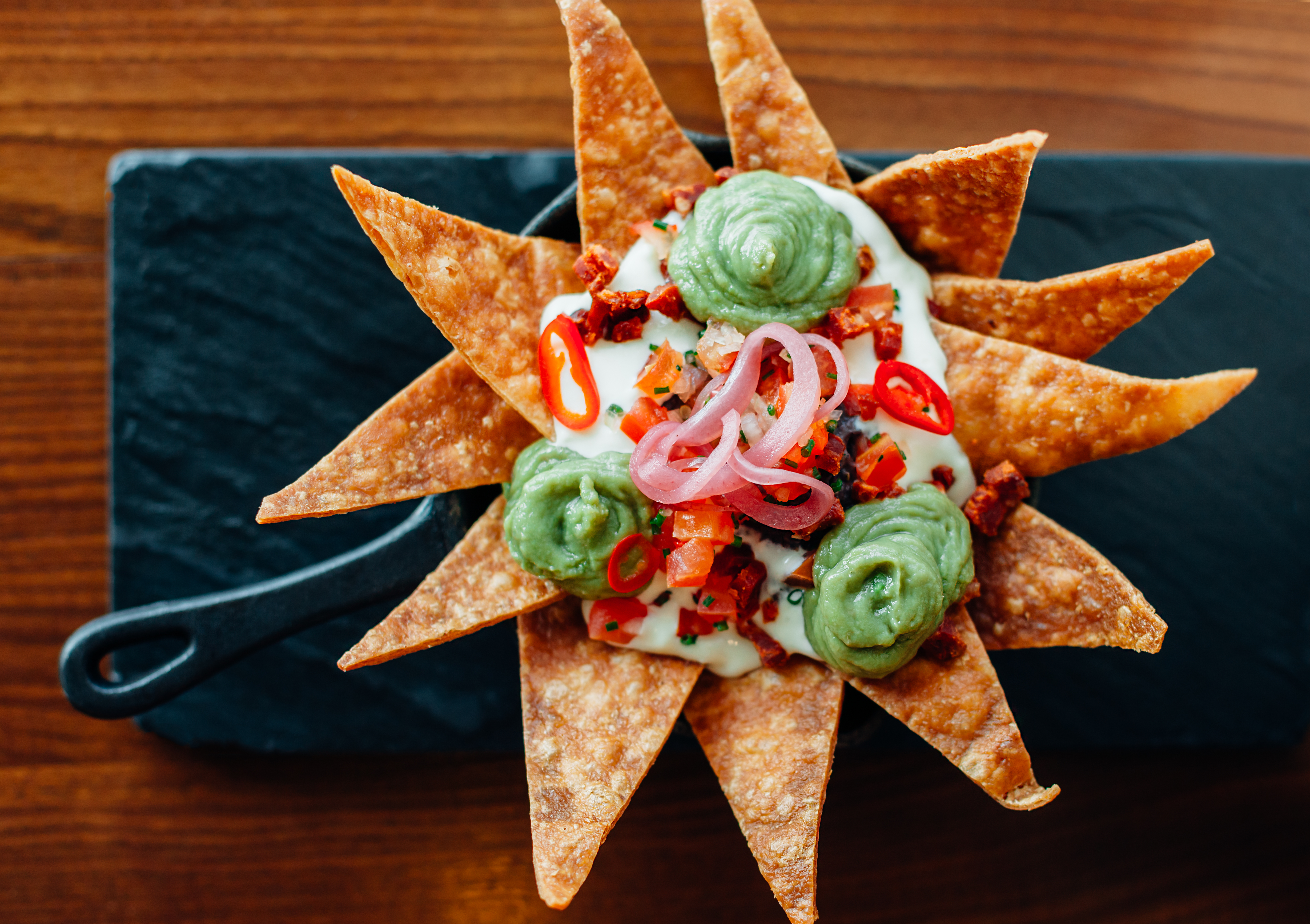 Olvídate de las papas fritas: estos poke nachos son el bocadito oficial para ver el Mundial