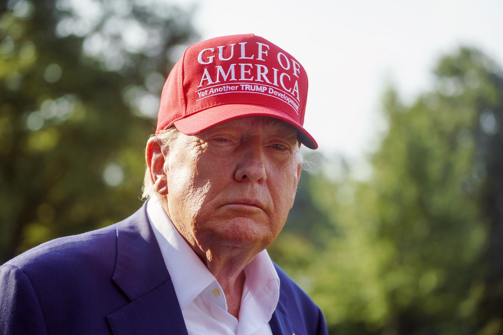 WASHINGTON (United States), 01/07/2025.- US President Donald Trump speaks to the media as he leaves the White House in Washington, DC, USA, 01 July 2025. President Trump is due to visit a new immigration detention facility in the Everglades, Florida. EFE/EPA/WILL OLIVER / POOL