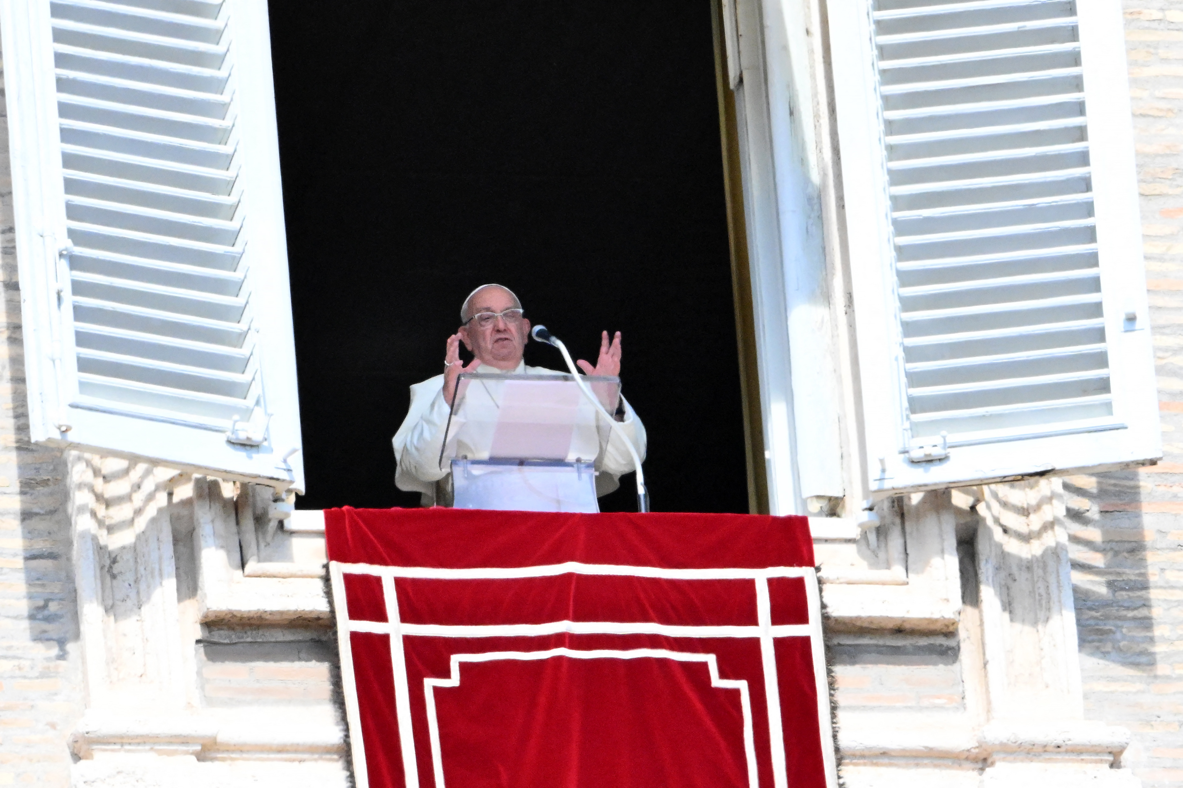 El papa habla por primera vez de acusaciones de “genocidio” en Gaza; pide investigación