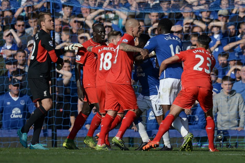 Everton y Liverpool empatan 1-1 en un derbi que deja todo igual