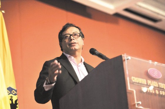 Los tres títulos falsos de Gustavo Petro
