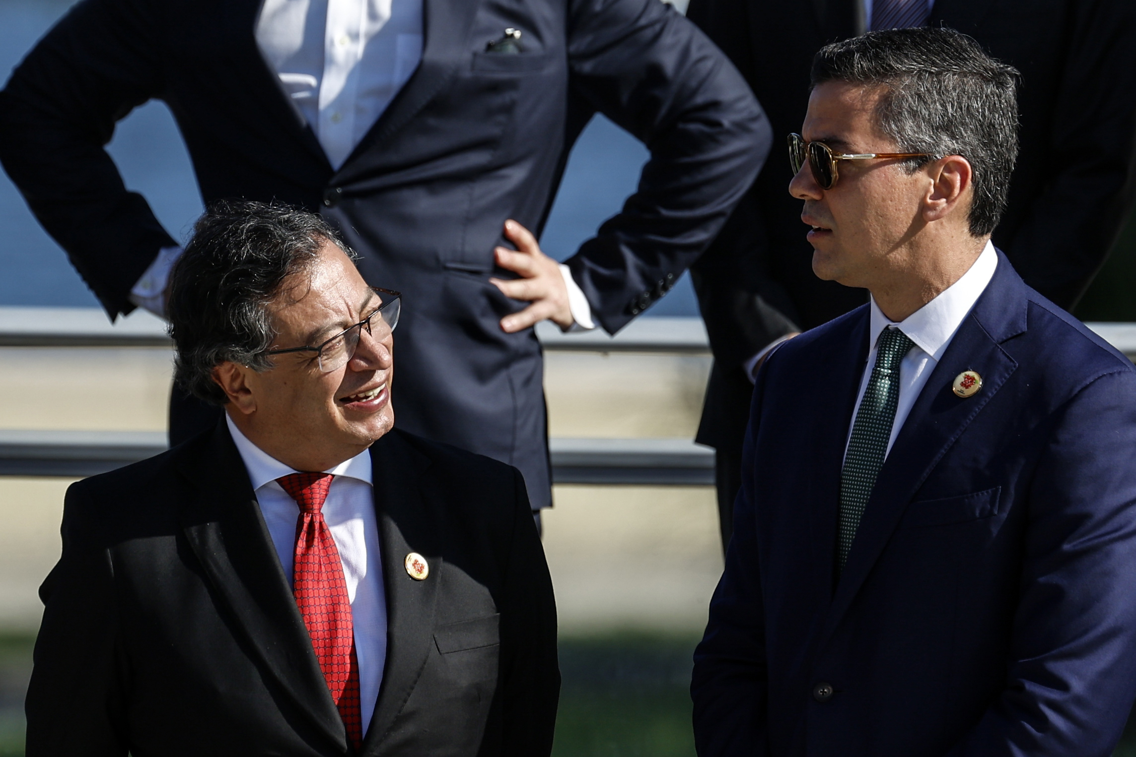 BRA01. RIO DE JANEIRO (BRASIL), 18/11/2024.- El presidente de Colombia, Gustavo Petro (i), y el presidente de Paraguay, Santiago Peña, se preparan para posar en la foto oficial después de la apertura de la Cumbre del G20 que comenzó este lunes en Río de Janeiro (Brasil). La cumbre se centrará en tres ejes principales: disminuir el hambre y la pobreza, la reforma de la gobernanza global y la transición energética. EFE/ Antonio Lacerda