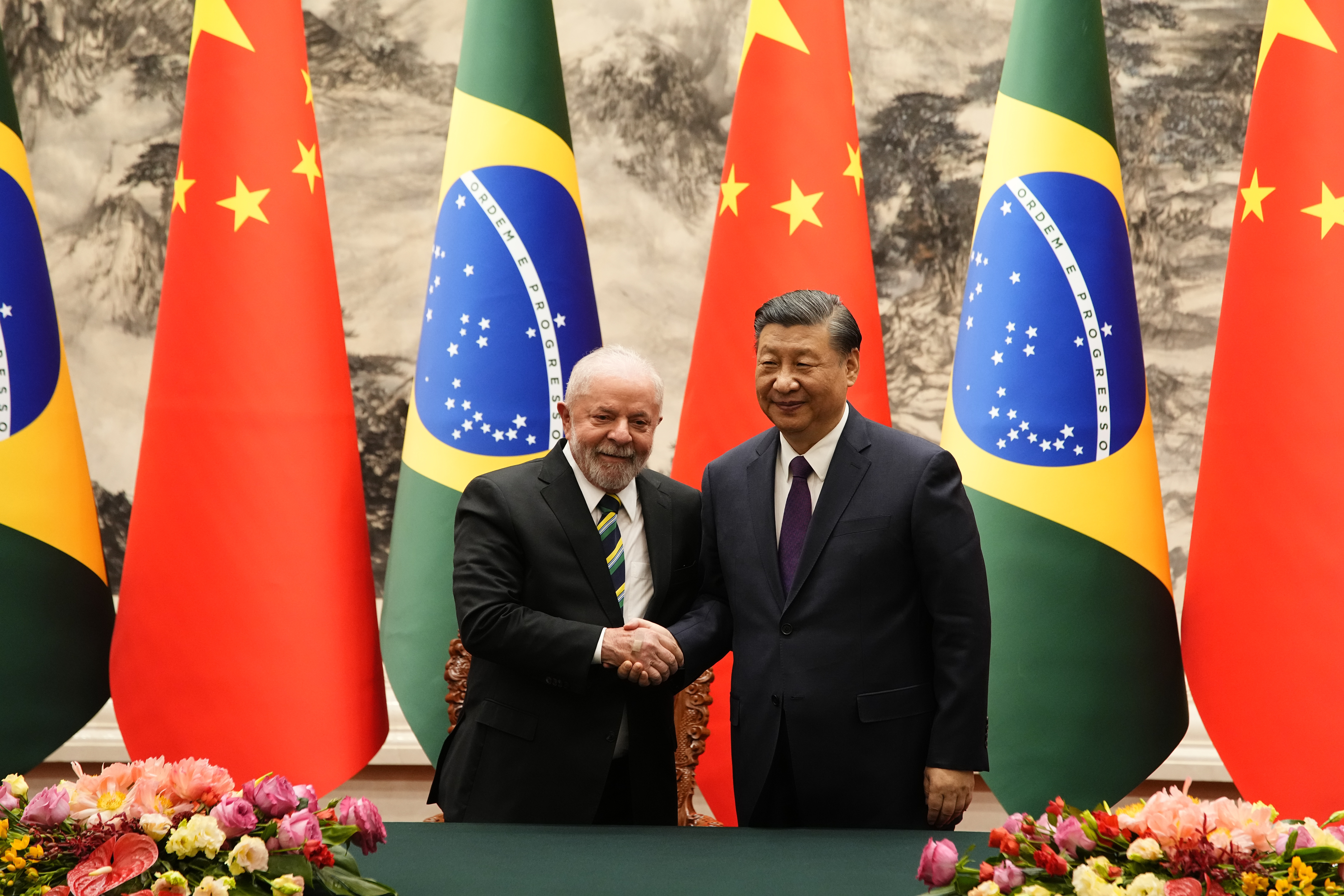 Beijing (China), 14/04/2023.- Brazilian President Luiz Inacio Lula da Silva (L) shakes hands with Chinese President Xi Jinping after a signing ceremony held at the Great Hall of the People in Beijing, China, 14 April 2023. (Brasil) EFE/EPA/KEN ISHII / POOL