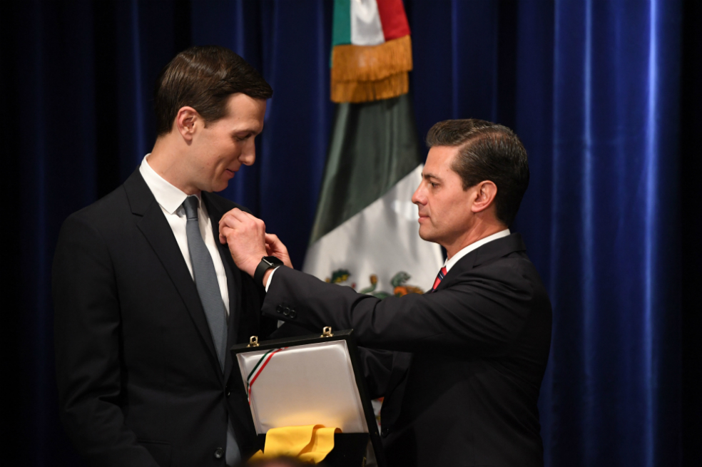 Peña Nieto condecora a yerno de Trump por su «extraordinario» aporte a México